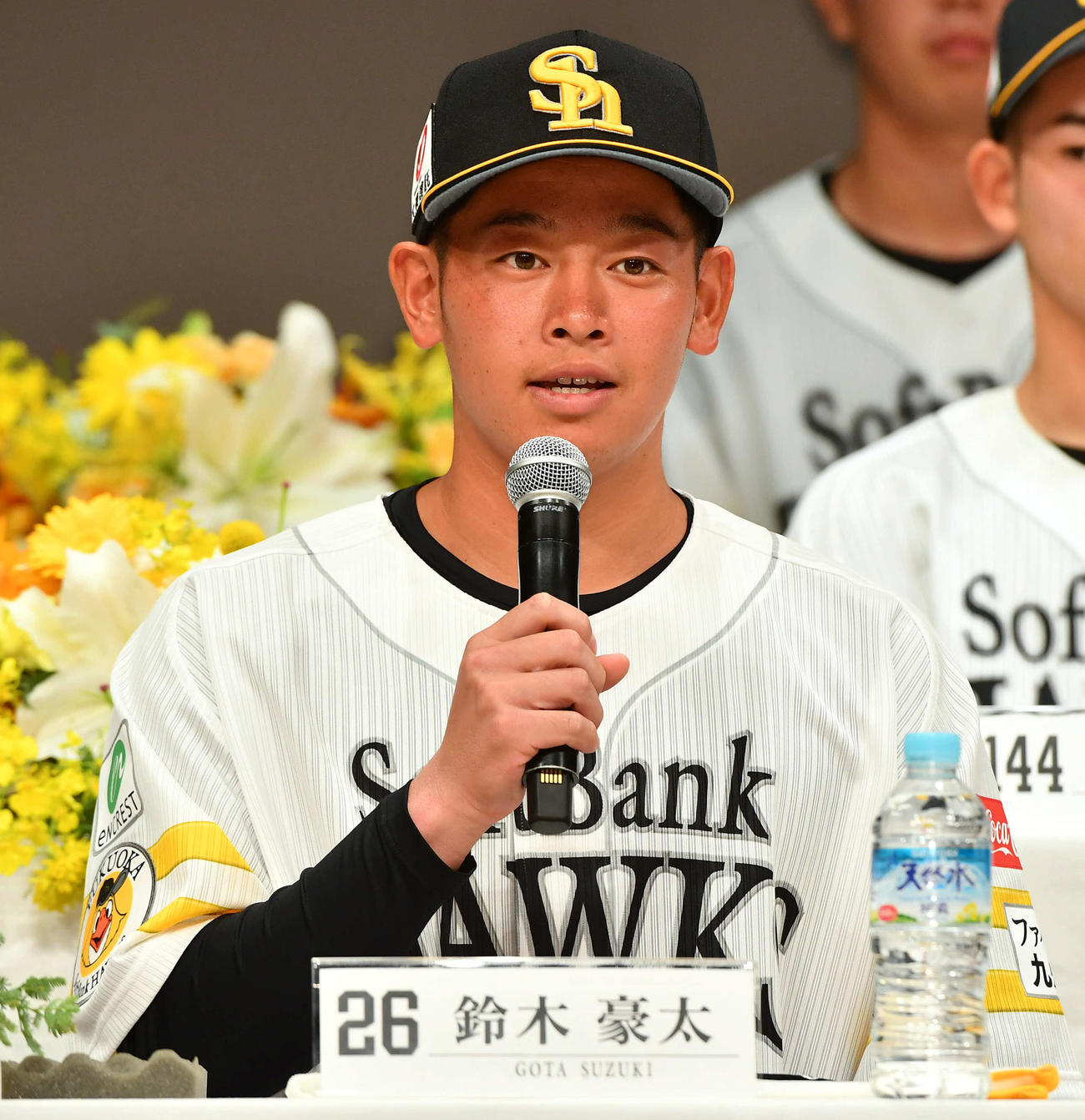 ソフトバンクの新入団選手発表会見で質問に答えるドラフト3位の鈴木豪（撮影・岩下翔太）