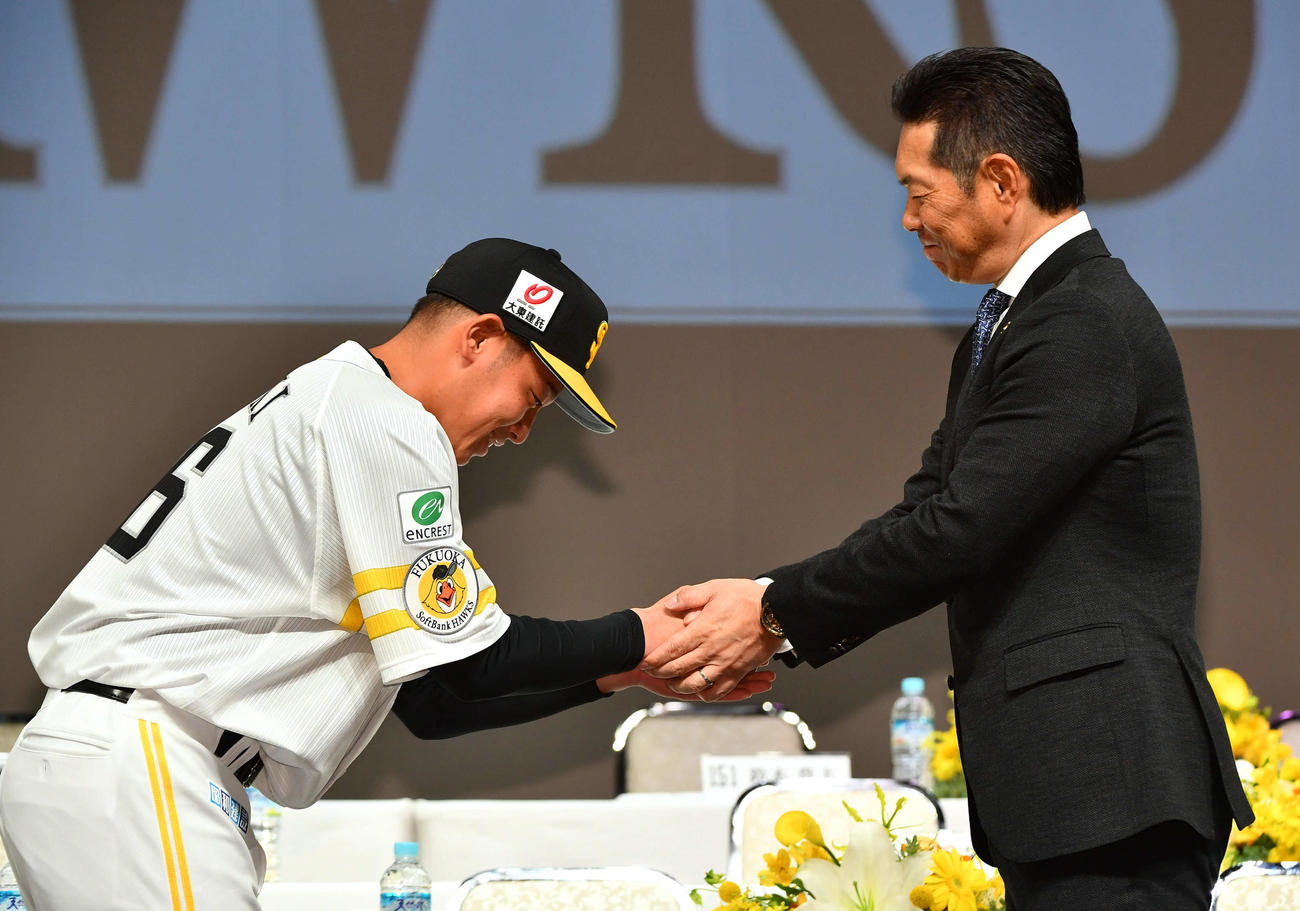ソフトバンク新入団選手発表会見でドラフト3位の鈴木豪（左）と握手を交わす小久保監督（撮影・岩下翔太）