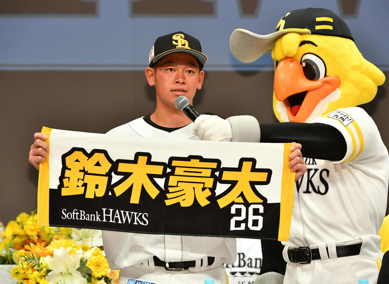 ソフトバンクの新入団選手発表会見であいさつするドラフト3位の鈴木豪（撮影・岩下翔太）