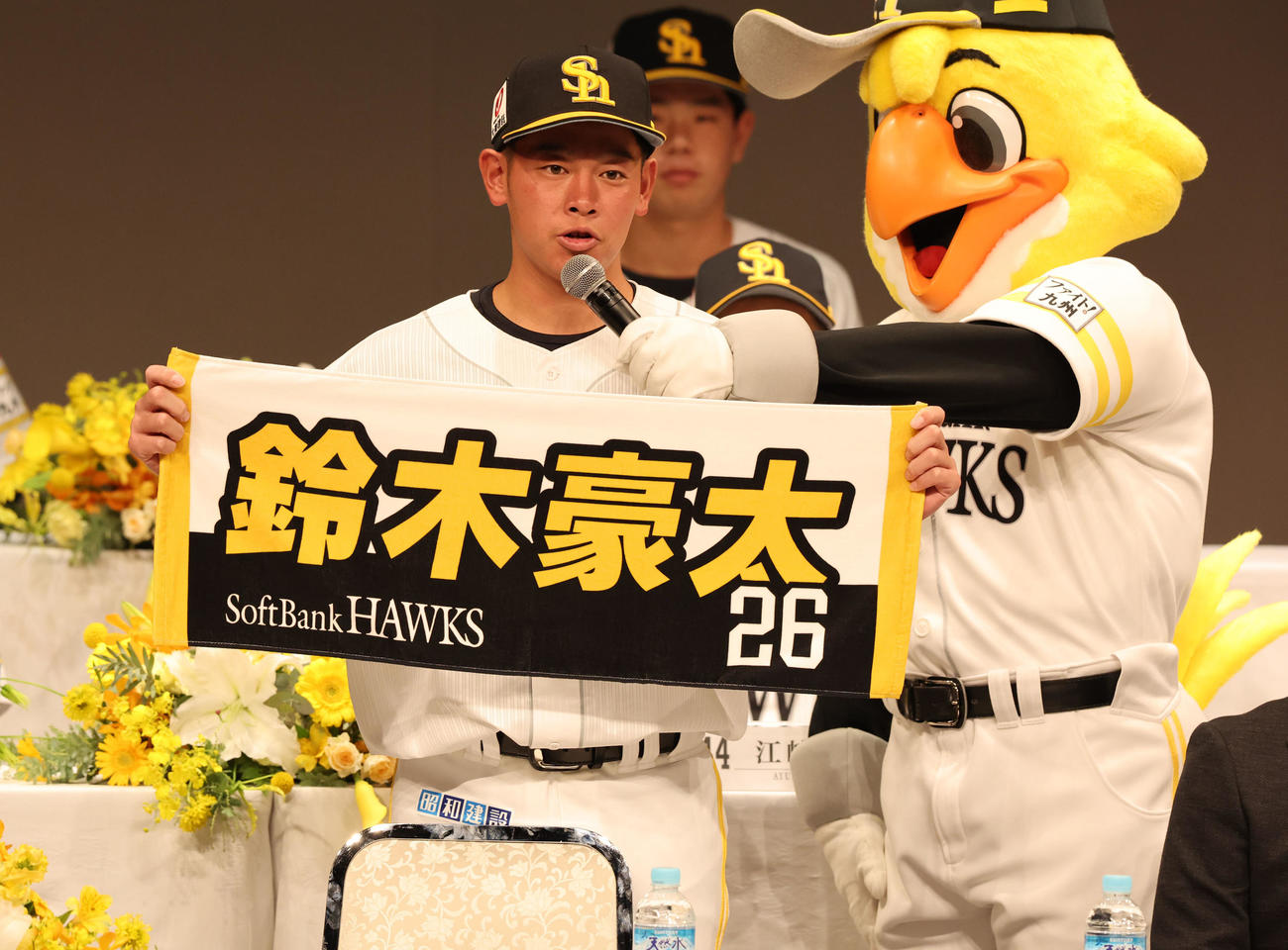 自分のネーム入りタオルを手に自己紹介をする鈴木豪（撮影・梅根麻紀）