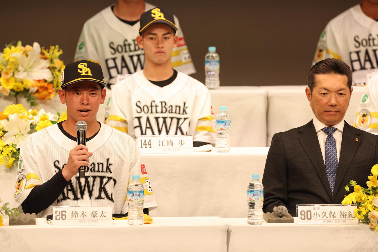 自己紹介をする新入団の鈴木豪、左は小久保監督（撮影・梅根麻紀）
