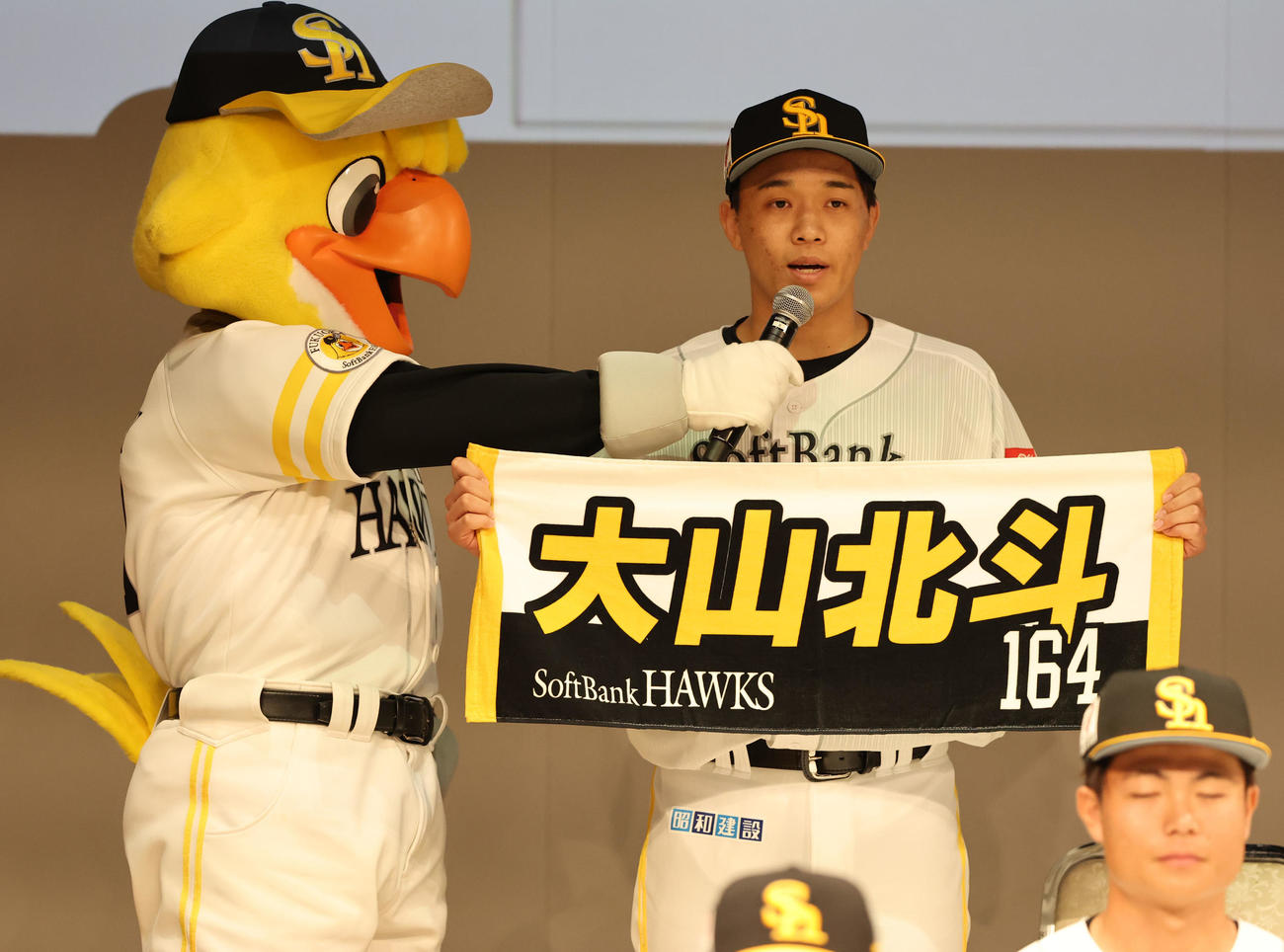 自分のネーム入りタオルを手に自己紹介をす大山北（撮影・梅根麻紀）