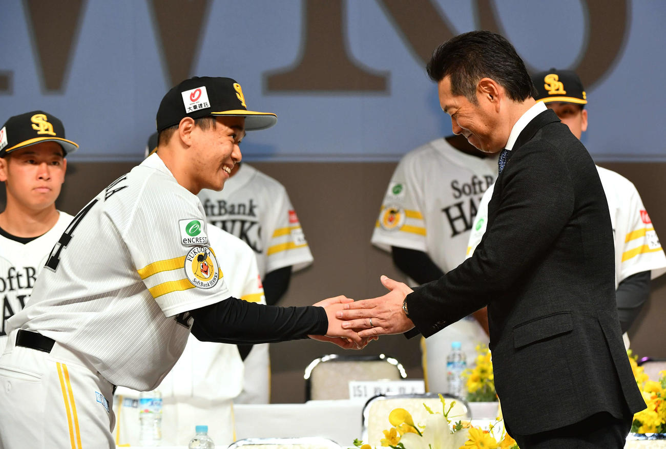 ソフトバンクの新入団選手発表会見で小久保監督（右）と握手を交わす育成ドラフト8位の大山北（撮影・岩下翔太）