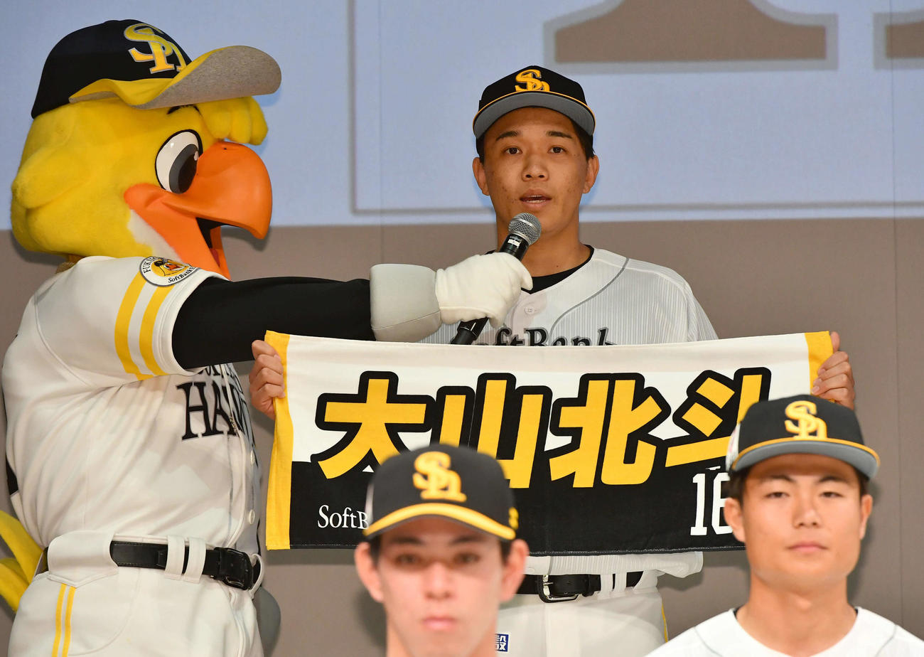 ソフトバンクの新入団選手発表会見であいさつする育成ドラフト8位の大山北（撮影・岩下翔太）