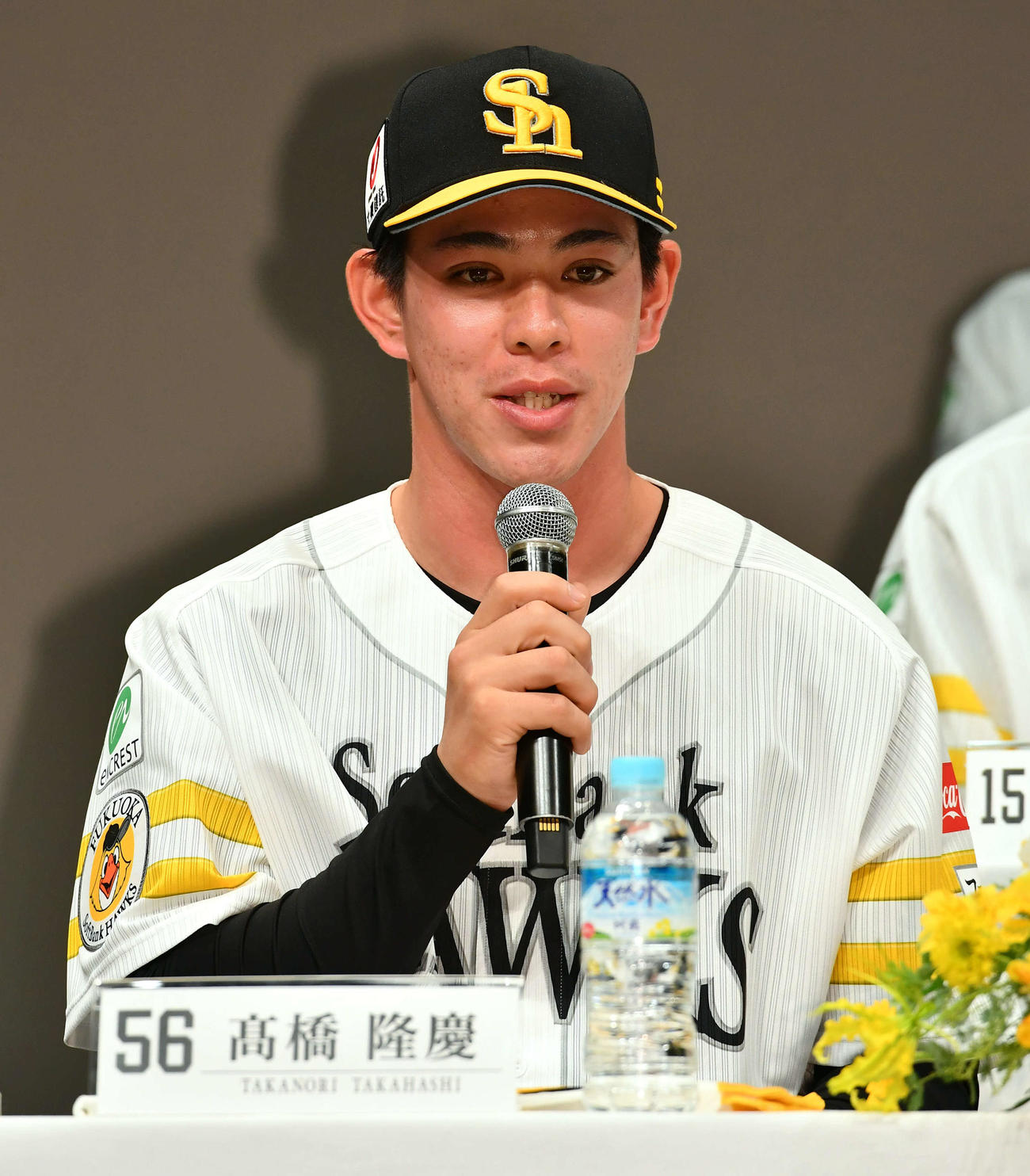 ソフトバンクの新入団選手発表会見で質問に答えるドラフト5位の高橋（撮影・岩下翔太）
