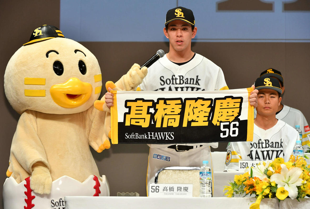 ソフトバンクの新入団選手発表会見であいさつするドラフト5位の高橋（撮影・岩下翔太）