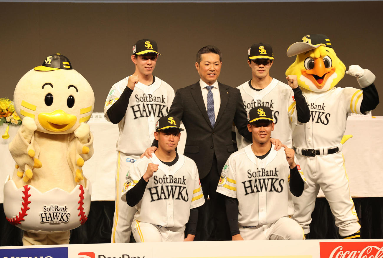 ソフトバンクの新入団選手発表会見で小久保監督（中央）と写真に納まる、前例左からドラフト3位・鈴木豪、2位・稲川、後列左から5位・高橋、4位・相良（撮影・梅根麻紀）