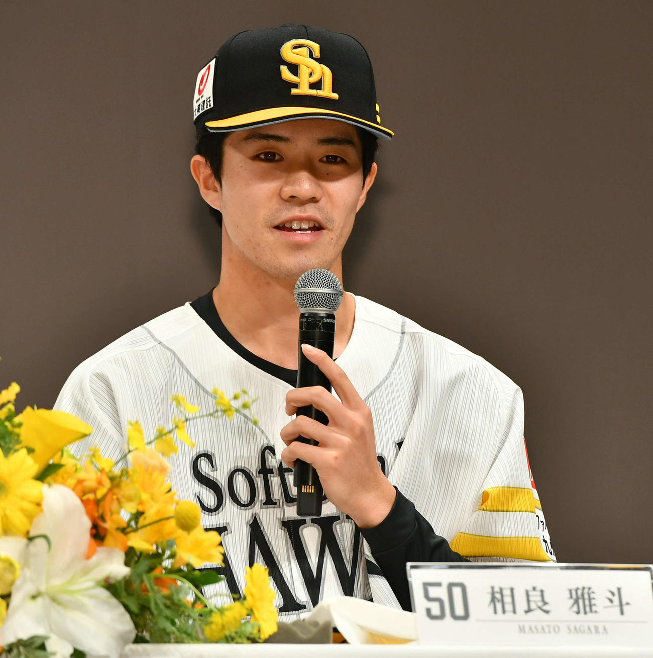 ソフトバンクの新入団選手発表会見で質問に答えるドラフト4位の相良（撮影・岩下翔太）
