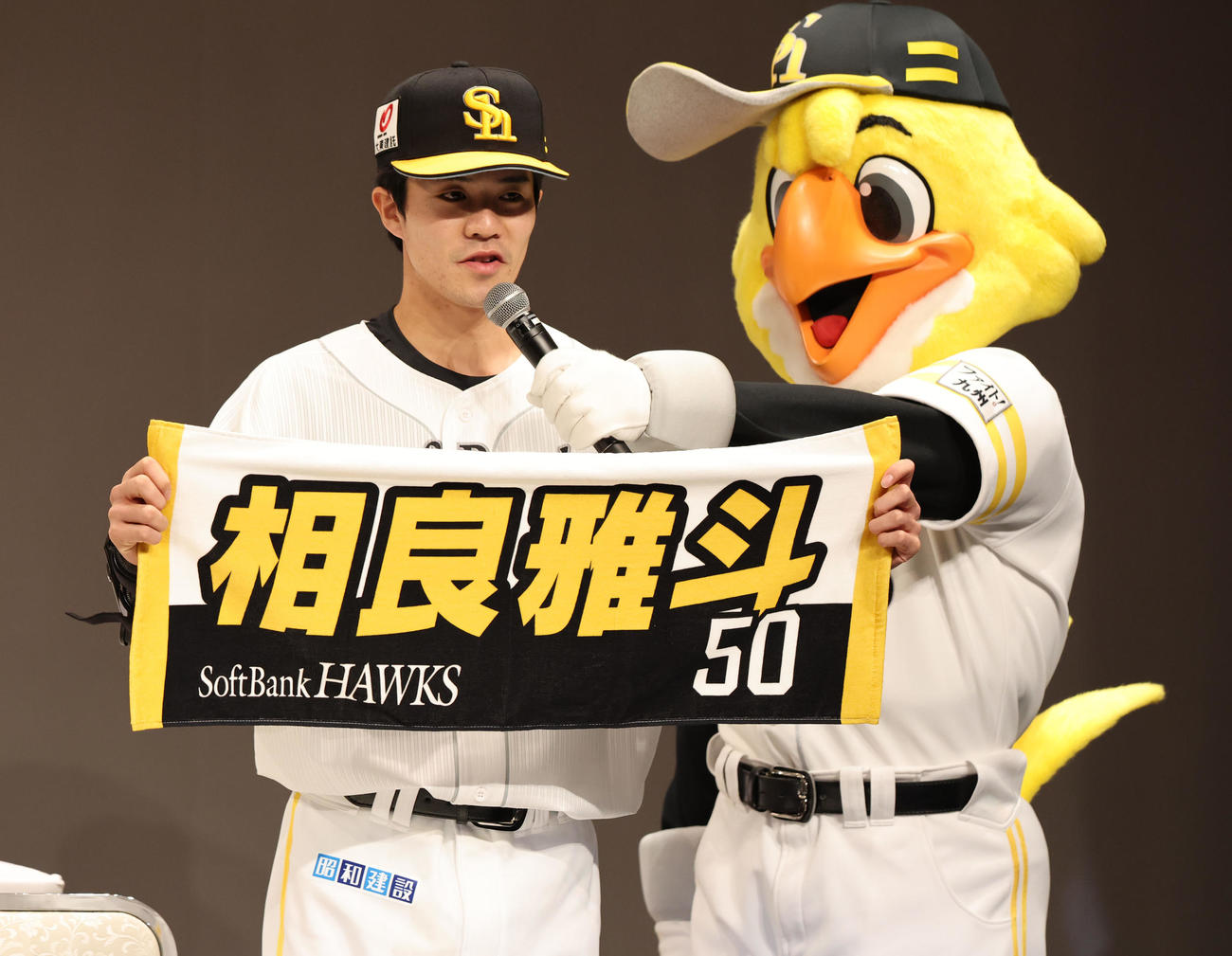 自分のネーム入りタオルを手に自己紹介をする相良（撮影・梅根麻紀）