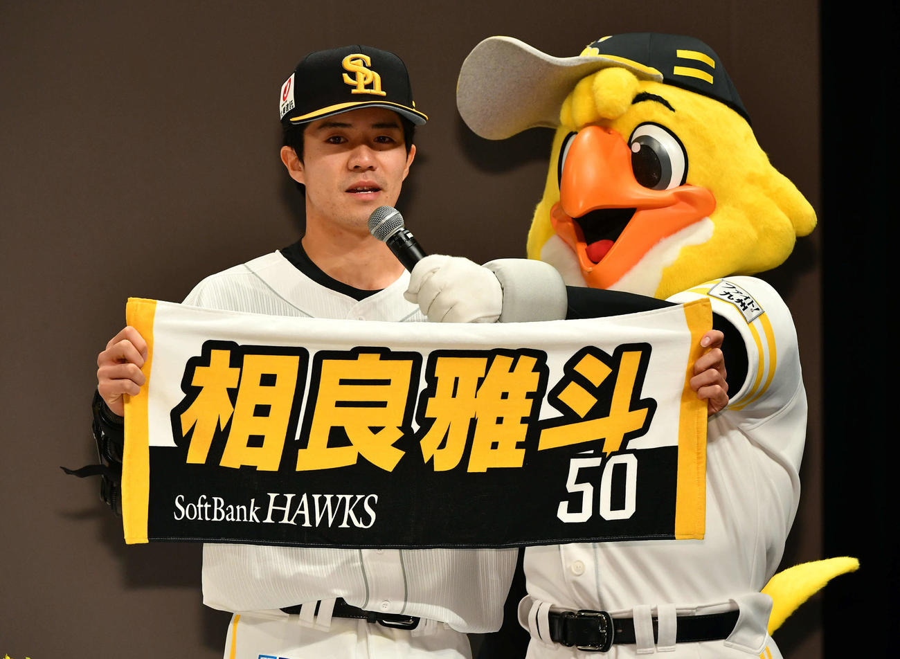 ソフトバンクの新入団選手発表会見であいさつするドラフト4位の相良（撮影・岩下翔太）