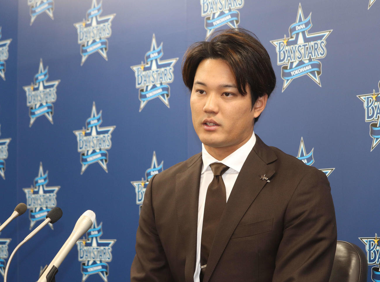 契約更改会見に臨んだDeNA藤浪（撮影・小早川宗一郎）