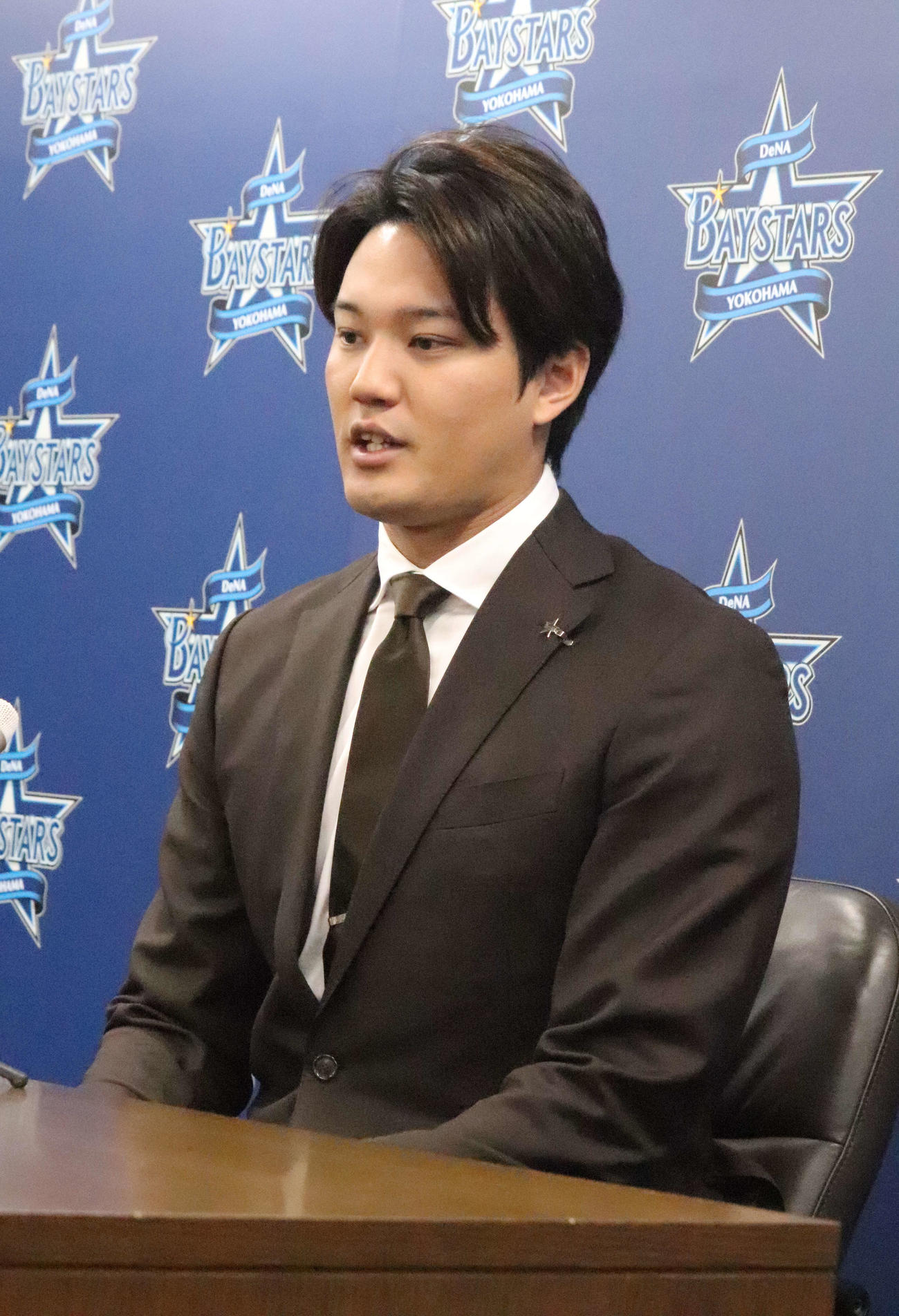 契約更改会見に臨んだDeNA藤浪（撮影・小早川宗一郎）