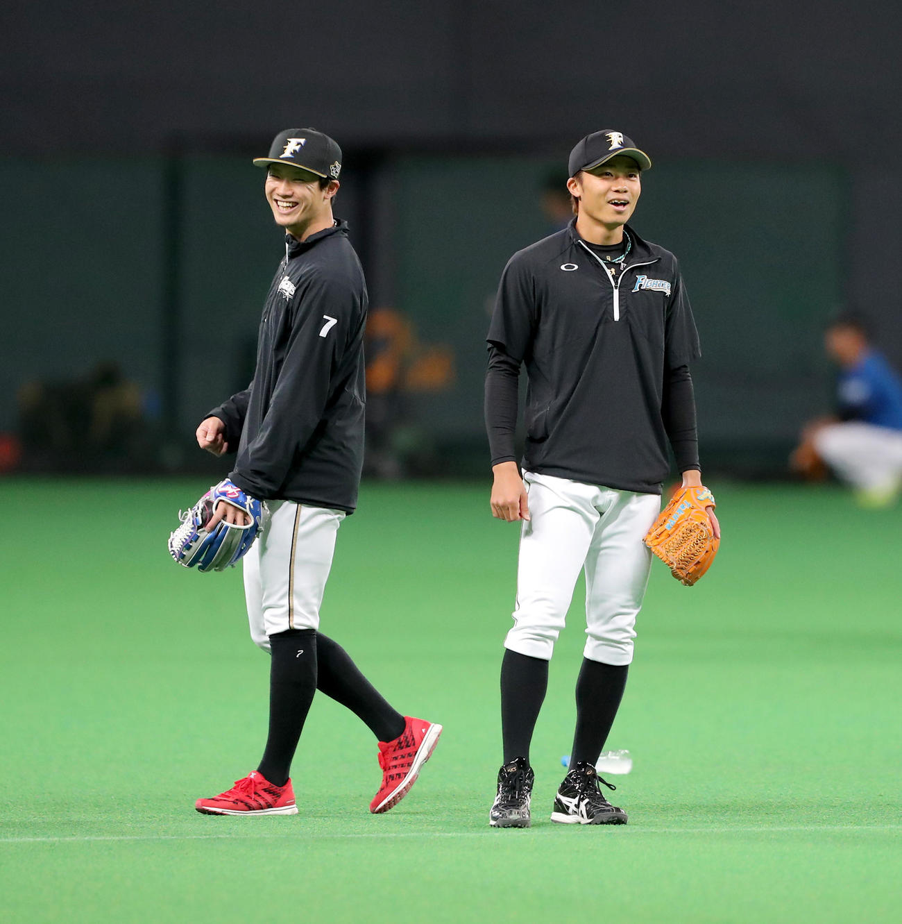 日本ハム中島卓也（右）と西川遥輝（2018年7月撮影）