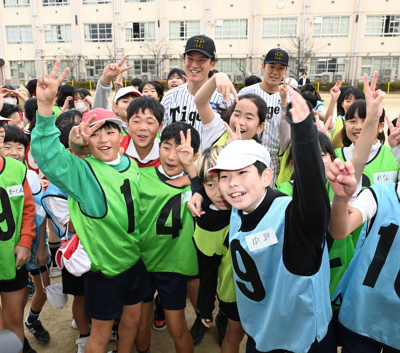 地域の未来を支える小学生と触れあう阪神高寺（左）と豊田（撮影・和賀正仁）