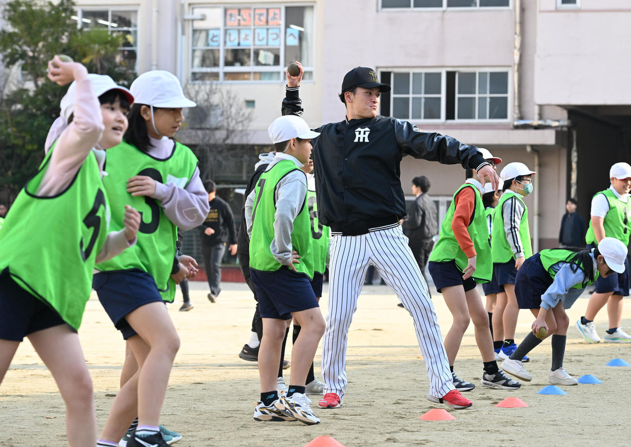 スポーツが与える感動についての授業で送球練習する阪神高寺（撮影・和賀正仁）