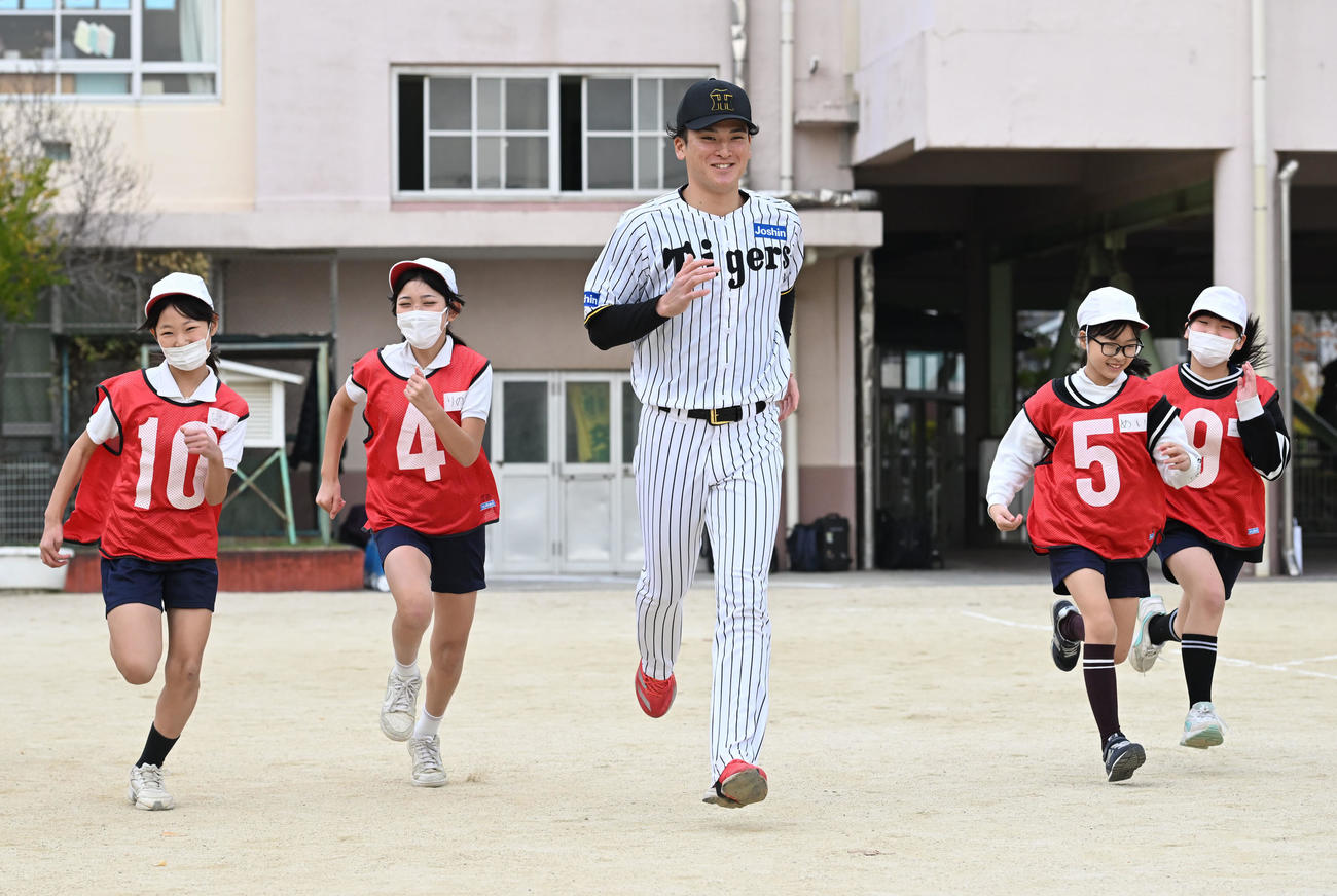 スポーツが与える感動についての授業で小学生とランニングする阪神高寺（撮影・和賀正仁）