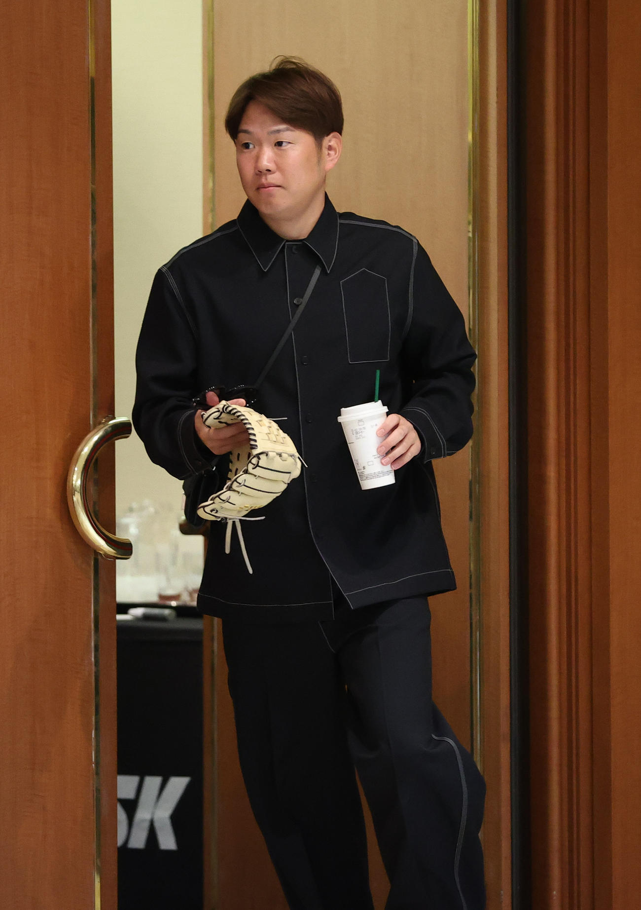 SSKプロスタッフ会議で試作のグラブを手にする阪神西勇（撮影・上山淳一）