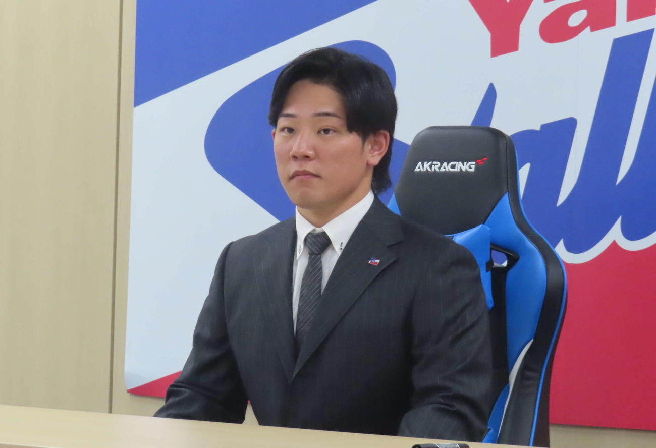 契約更改交渉後、会見するヤクルト増田