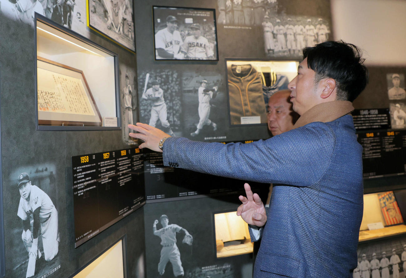 1956年11月に出された藤村監督退陣要求書を見学した阪神藤川監督（撮影・宮崎幸一)