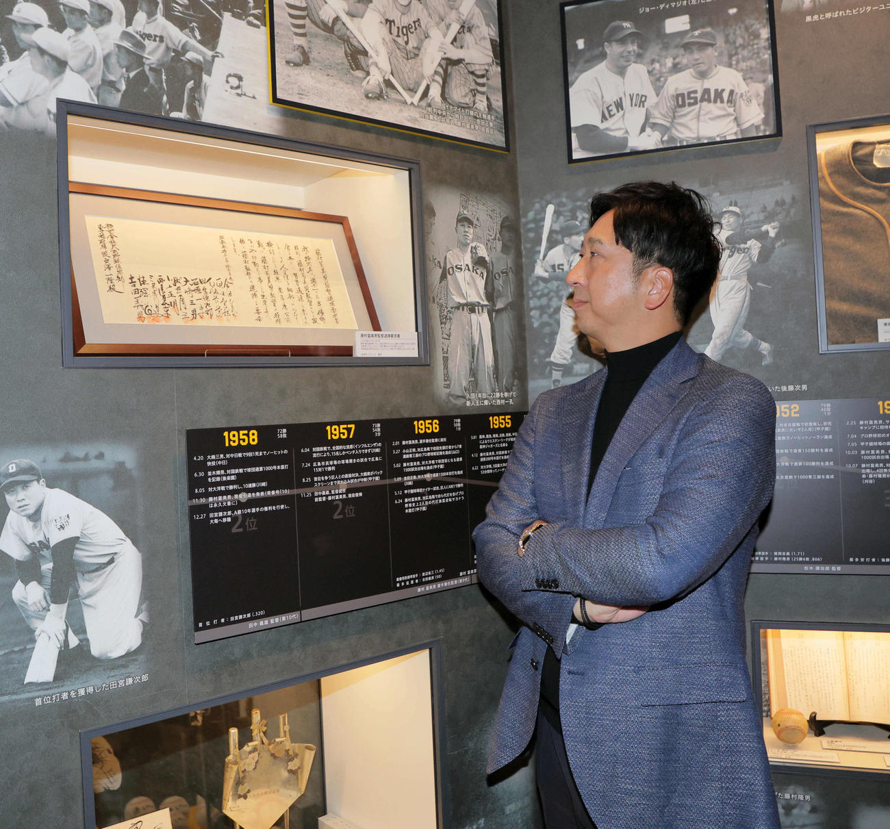 1956年11月に出された藤村監督退陣要求書を見学した阪神藤川監督（撮影・宮崎幸一)