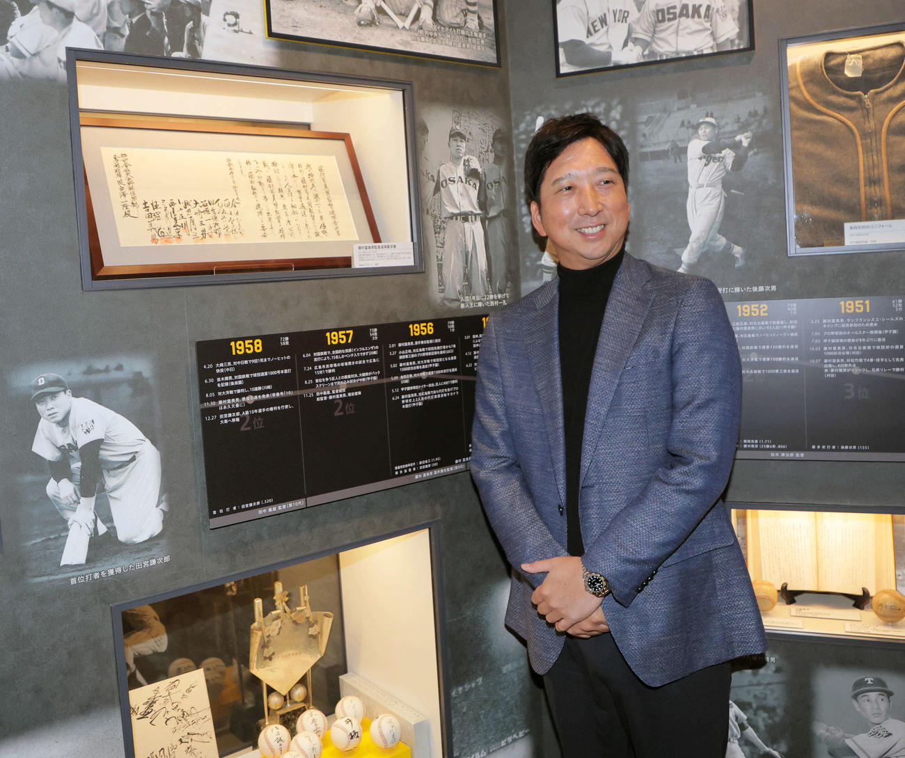 1956年11月に出された藤村監督退陣要求書を見学した阪神藤川監督（撮影・宮崎幸一)