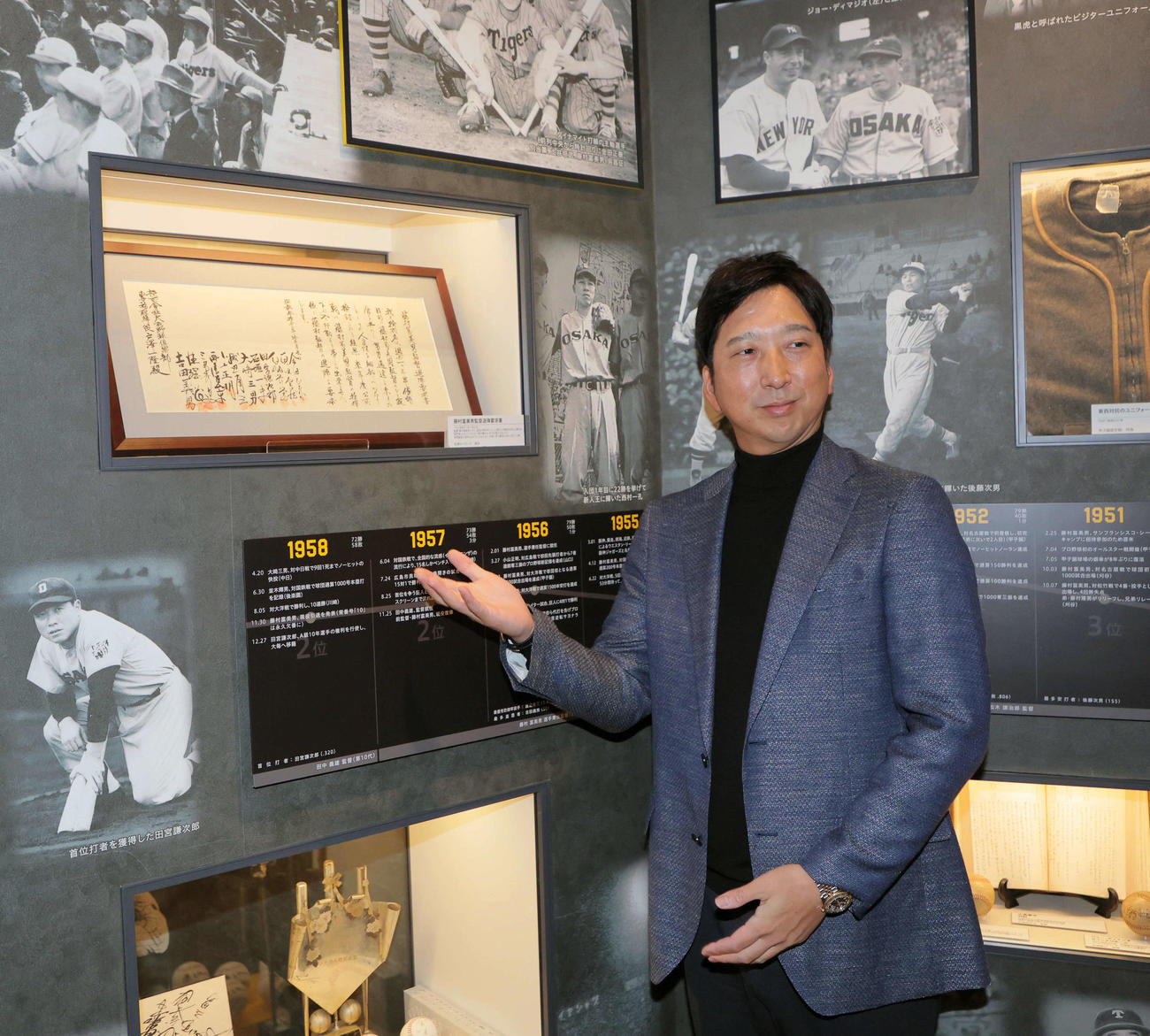 1956年11月に出された藤村監督退陣要求書を見学した阪神藤川監督（撮影・宮崎幸一)