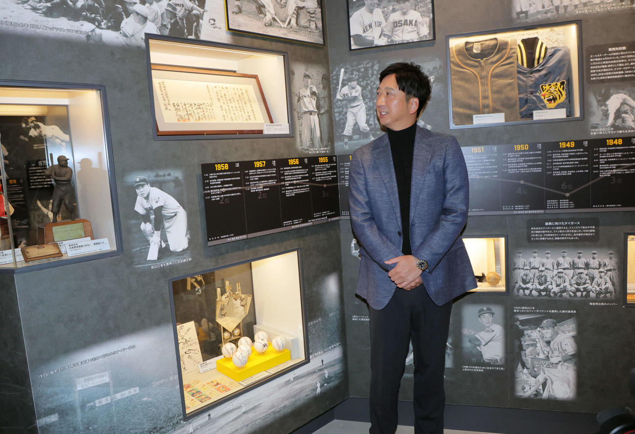 1956年11月に出された藤村監督退陣要求書を見学した阪神藤川監督（撮影・宮崎幸一)