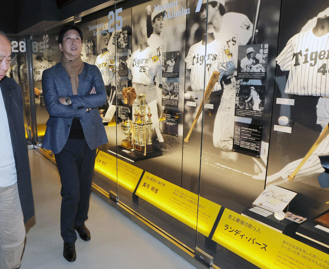 甲子園歴史館を見学する阪神藤川監督（撮影・宮崎幸一)