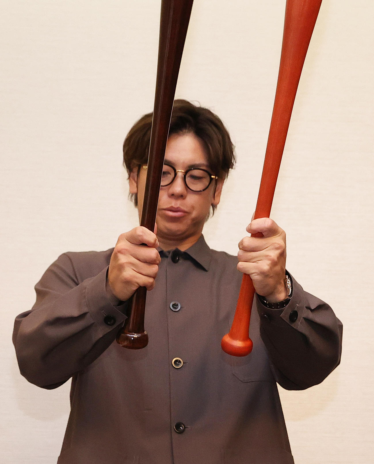 SSKプロスタッフ会議で阪神梅野はストレートネック（右）のバットの感触を確かめる（撮影・上山淳一）