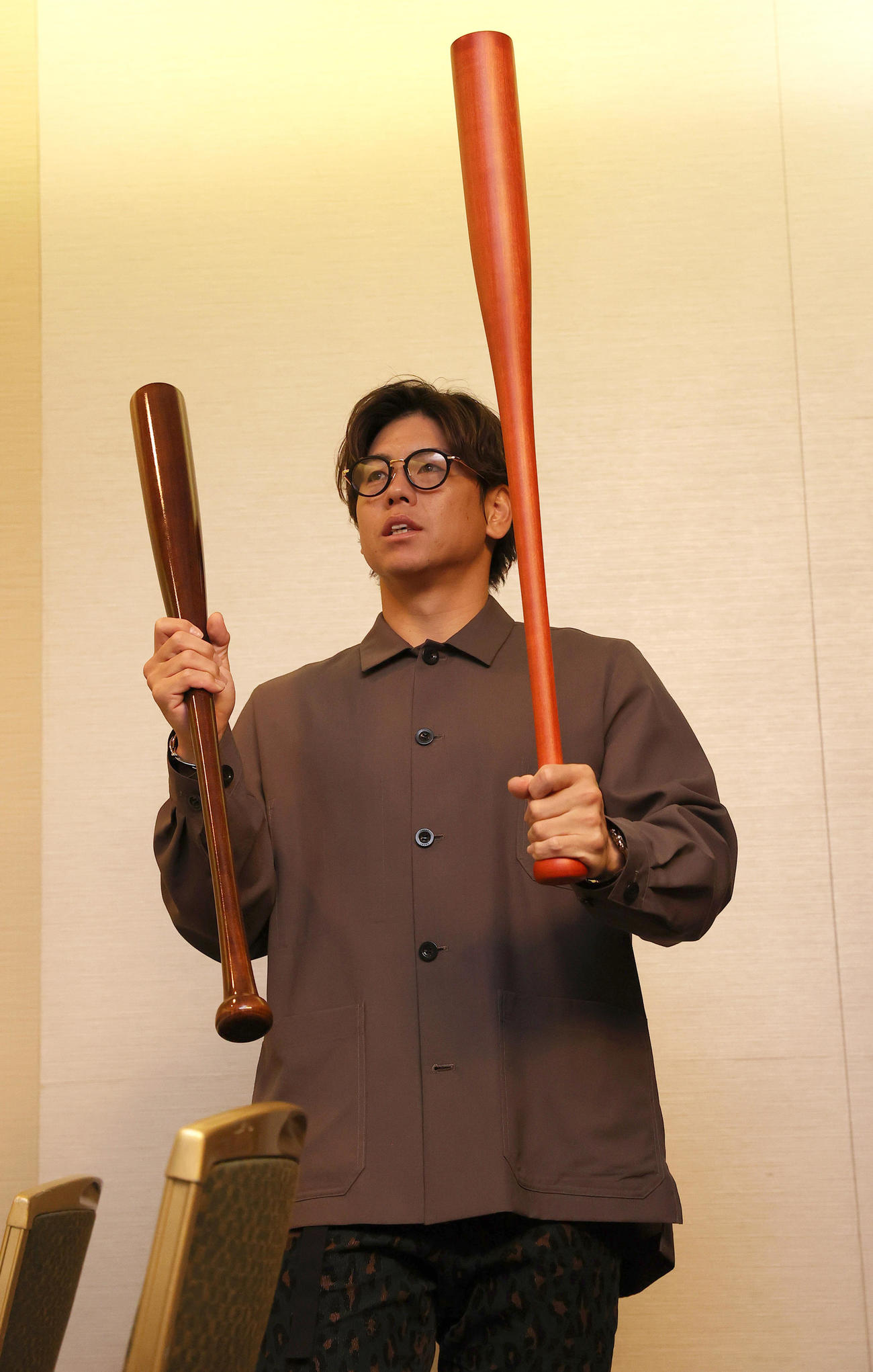SSKプロスタッフ会議で阪神梅野はストレートネック（右）のバットの感触を確かめる（撮影・上山淳一）