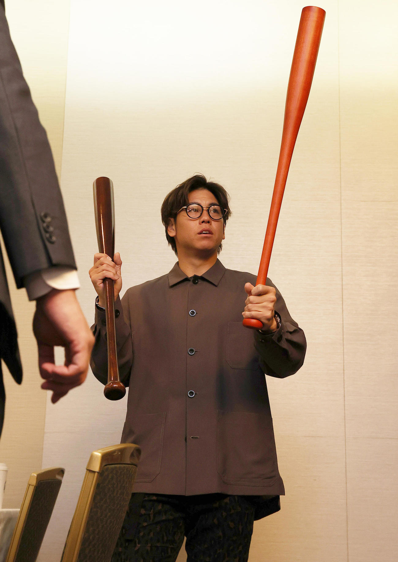 SSKプロスタッフ会議で阪神梅野はストレートネック（右）のバットの感触を確かめる（撮影・上山淳一）