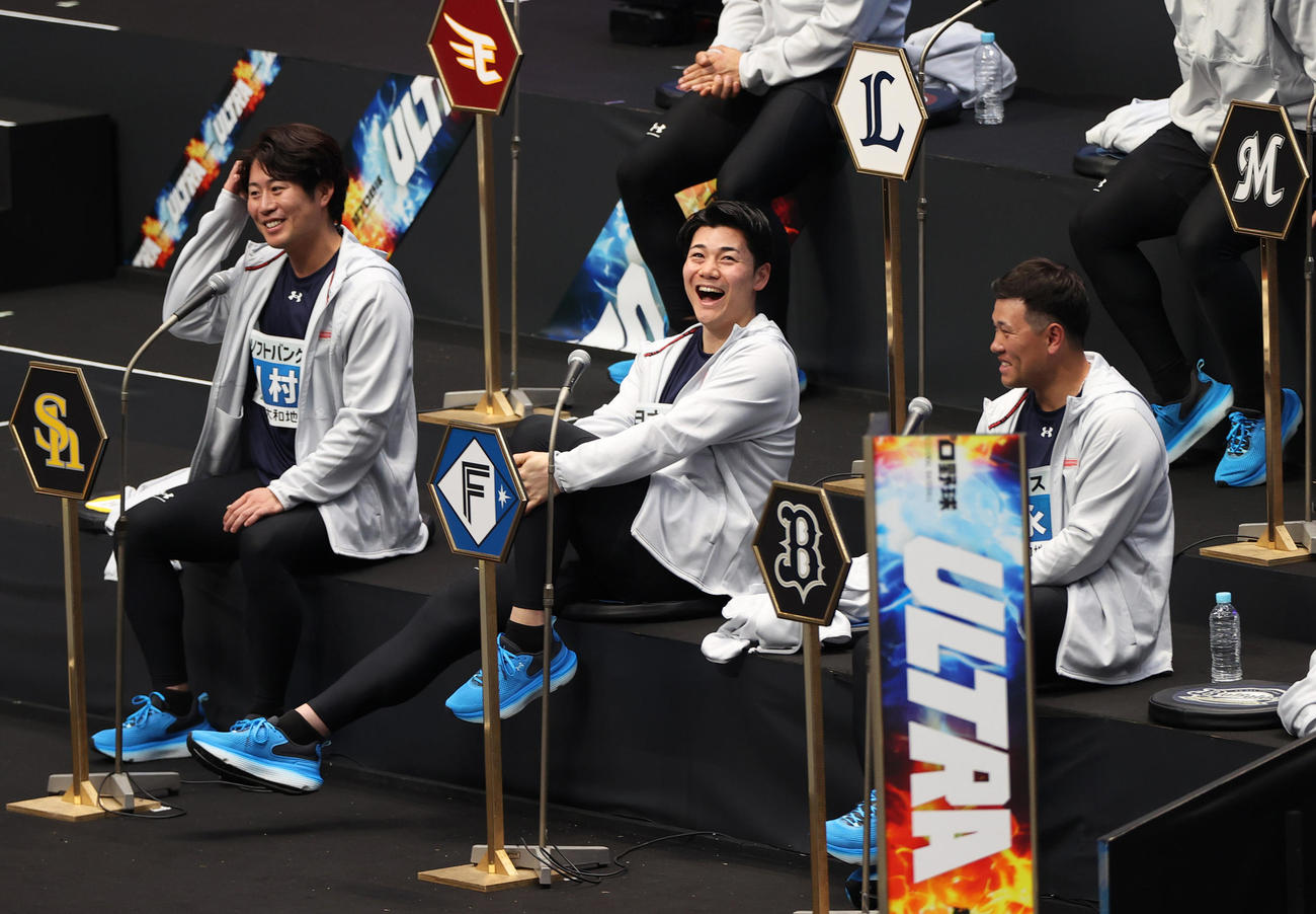 超プロ野球ULTRAの収録を楽しむ、左からソフトバンク川村、日本ハム清宮、オリックス福永（撮影・上山淳一）