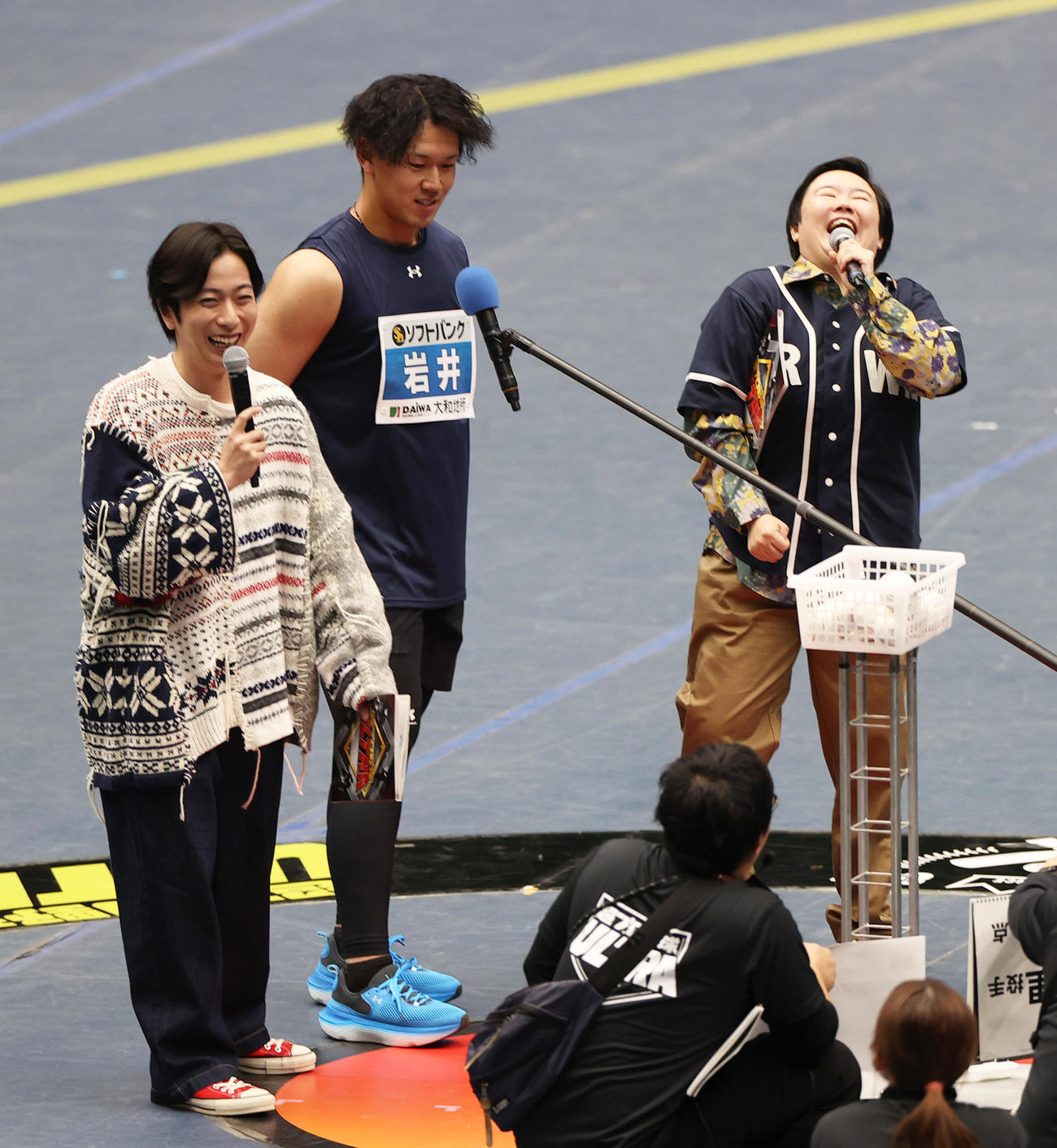 超プロ野球ULTRAの収録で会場を盛り上げる、左から河合郁人、ソフトバンク岩井、やす子（撮影・上山淳一）