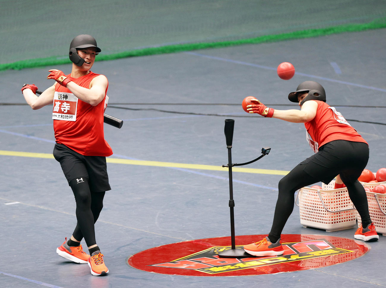 超プロ野球ULTRAの収録で打撃する阪神高寺。右は巨人泉口（撮影・上山淳一）