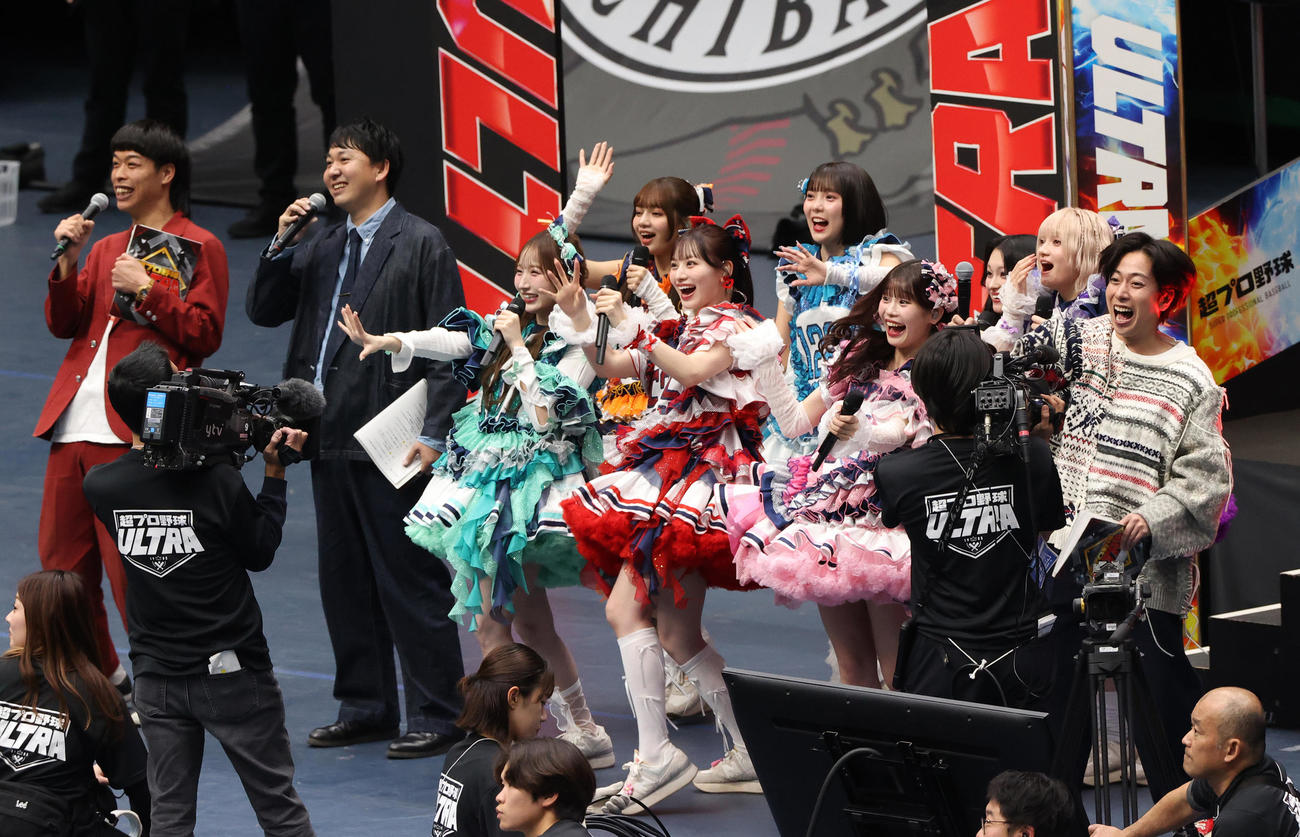 超プロ野球ULTRAの収録で盛り上がる左からバッテリィズのエース（左）と寺家、CANDY TUNE、河合郁人ら（撮影・上山淳一）