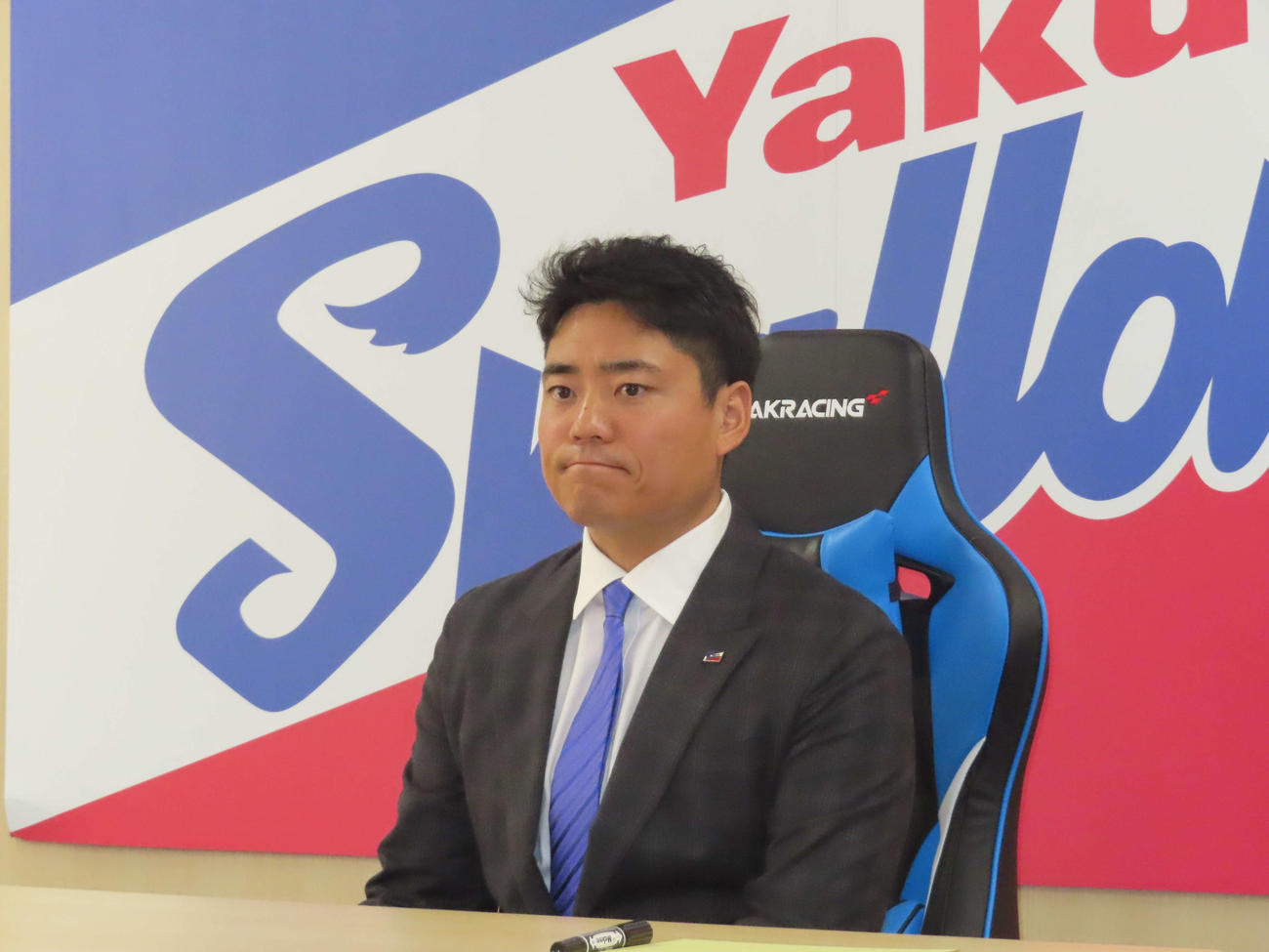 契約更改交渉後、会見するヤクルト中村悠