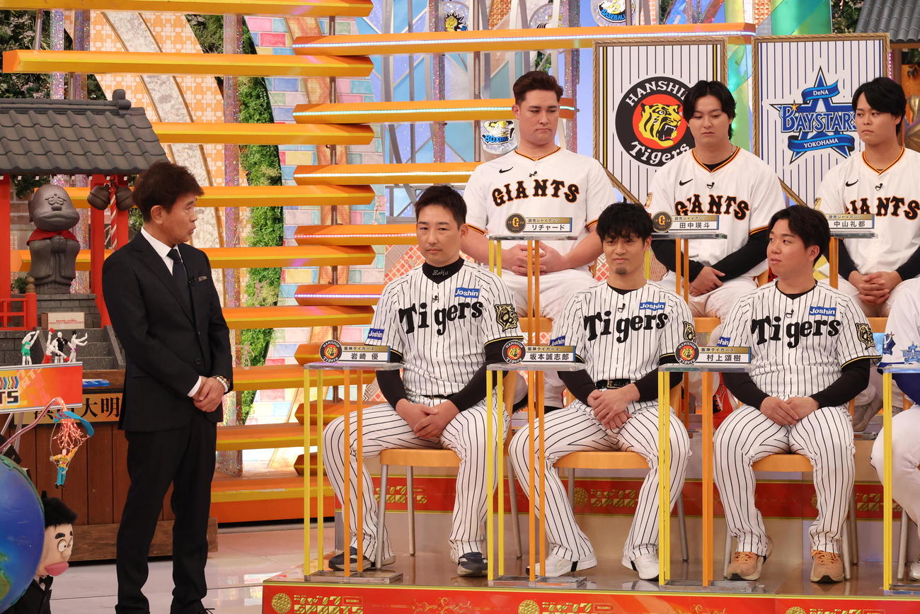ジャンクSPORTSの収録に参加し、浜田雅功と話す阪神勢。前列左から岩崎、坂本、村上（（C）フジテレビ）