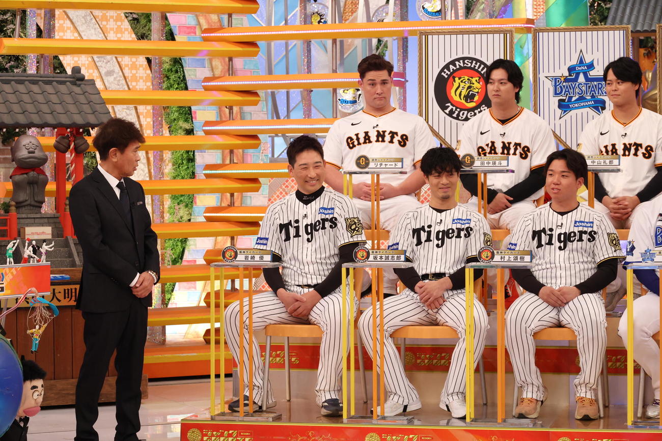 ジャンクSPORTSの収録に参加し、浜田雅功と話す阪神勢。前列左から岩崎、坂本、村上（C）フジテレビ