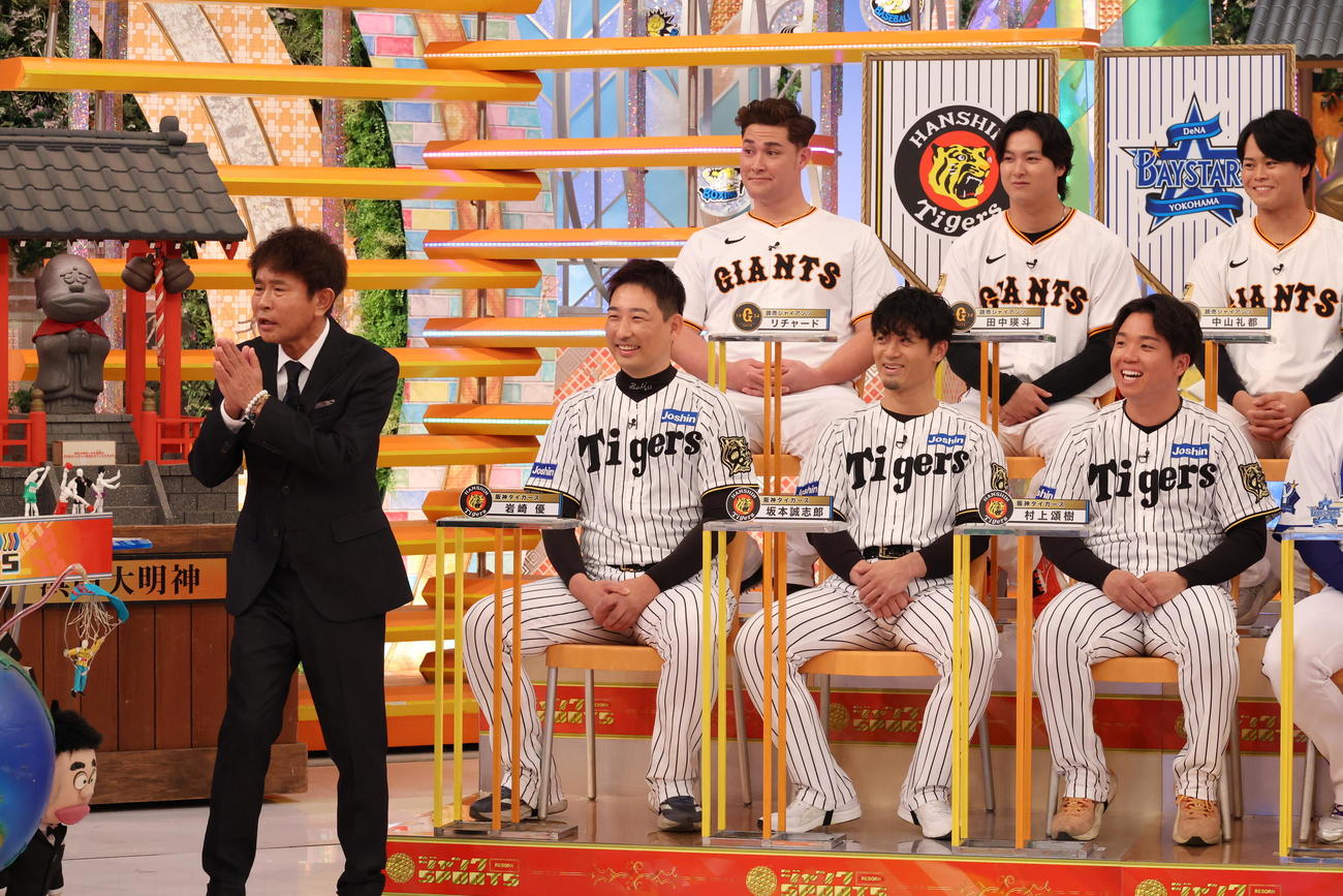 ジャンクSPORTSの収録に参加した阪神勢。前列左から岩崎、坂本、村上（C）フジテレビ