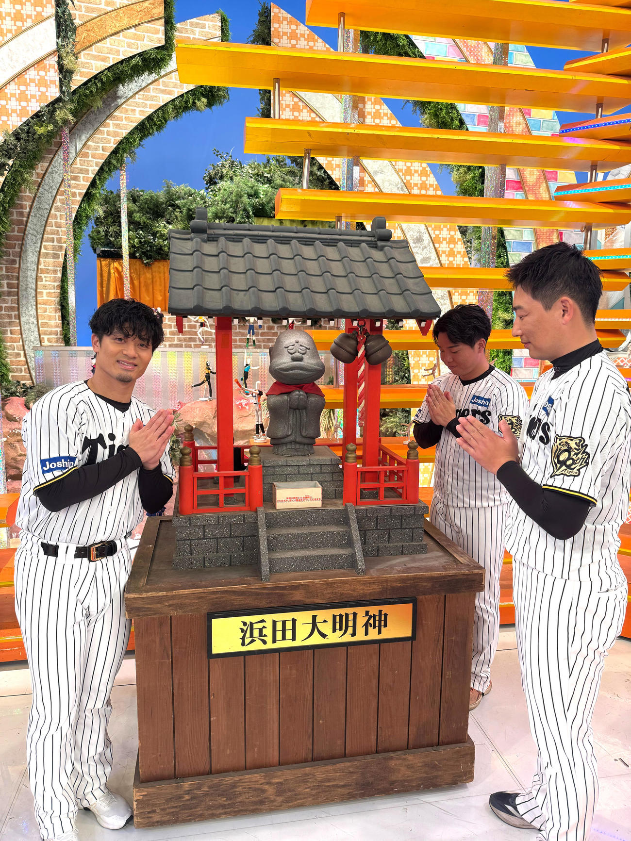 フジテレビ「ジャンクSPORTSプロ野球12球団トーク日本シリーズSP 2025」に出演した阪神の選手たち、左から坂本、村上、岩崎（C）フジテレビ