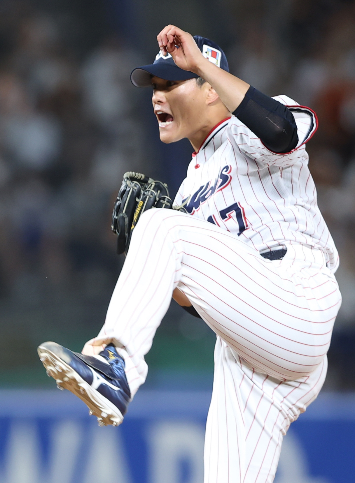 25年9月18日　ヤクルト対巨人　力投するヤクルト先発高橋（撮影・水谷安孝）