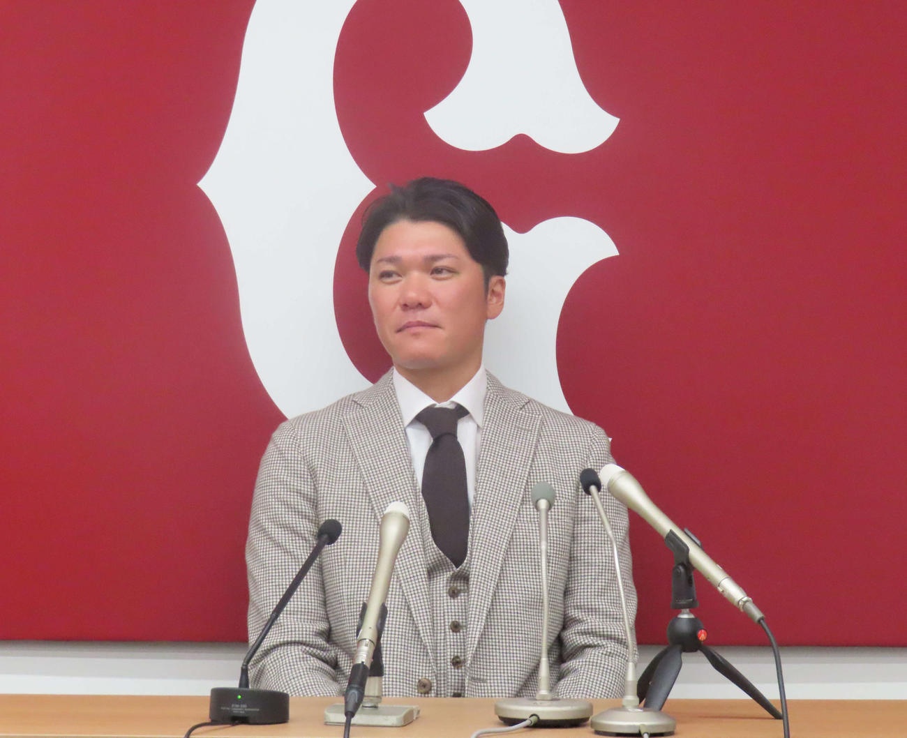 契約更改を終え、会見に臨んだ巨人坂本（撮影・北村健龍）