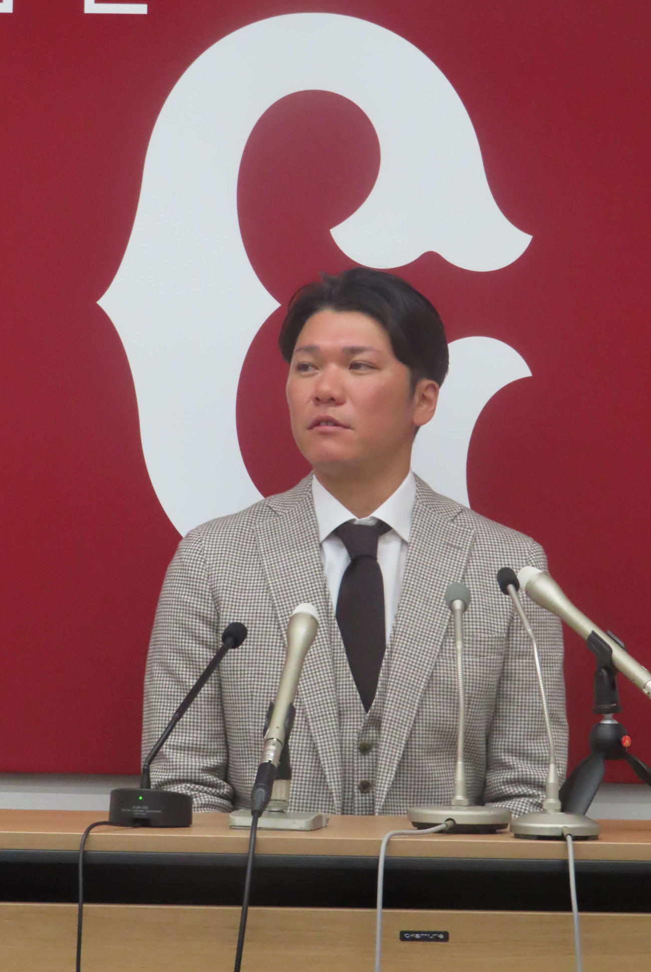 契約更改を終え、会見に臨んだ巨人坂本（撮影・北村健龍）