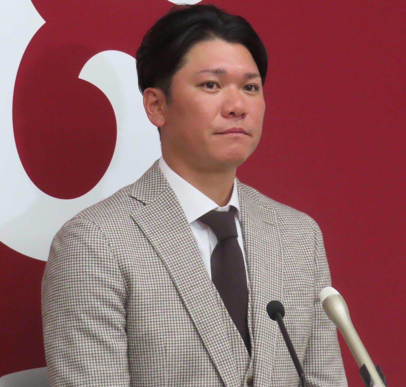 契約更改交渉を終え、会見に臨む巨人坂本（撮影・水谷京裕）