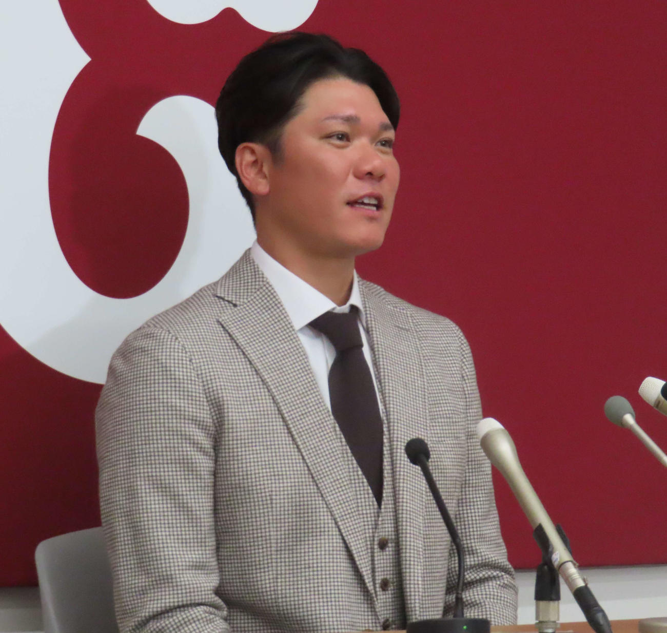 契約更改交渉を終え、会見に臨む巨人坂本（撮影・水谷京裕）