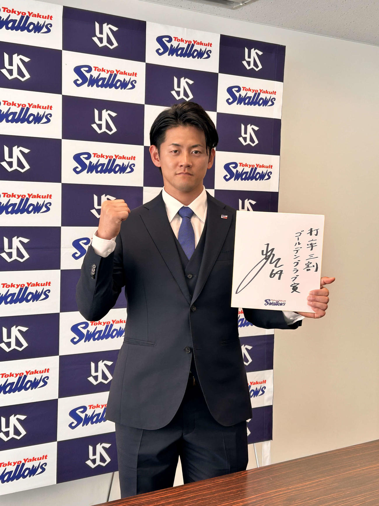 契約更改後に会見したヤクルト岩田（撮影・上田悠太）