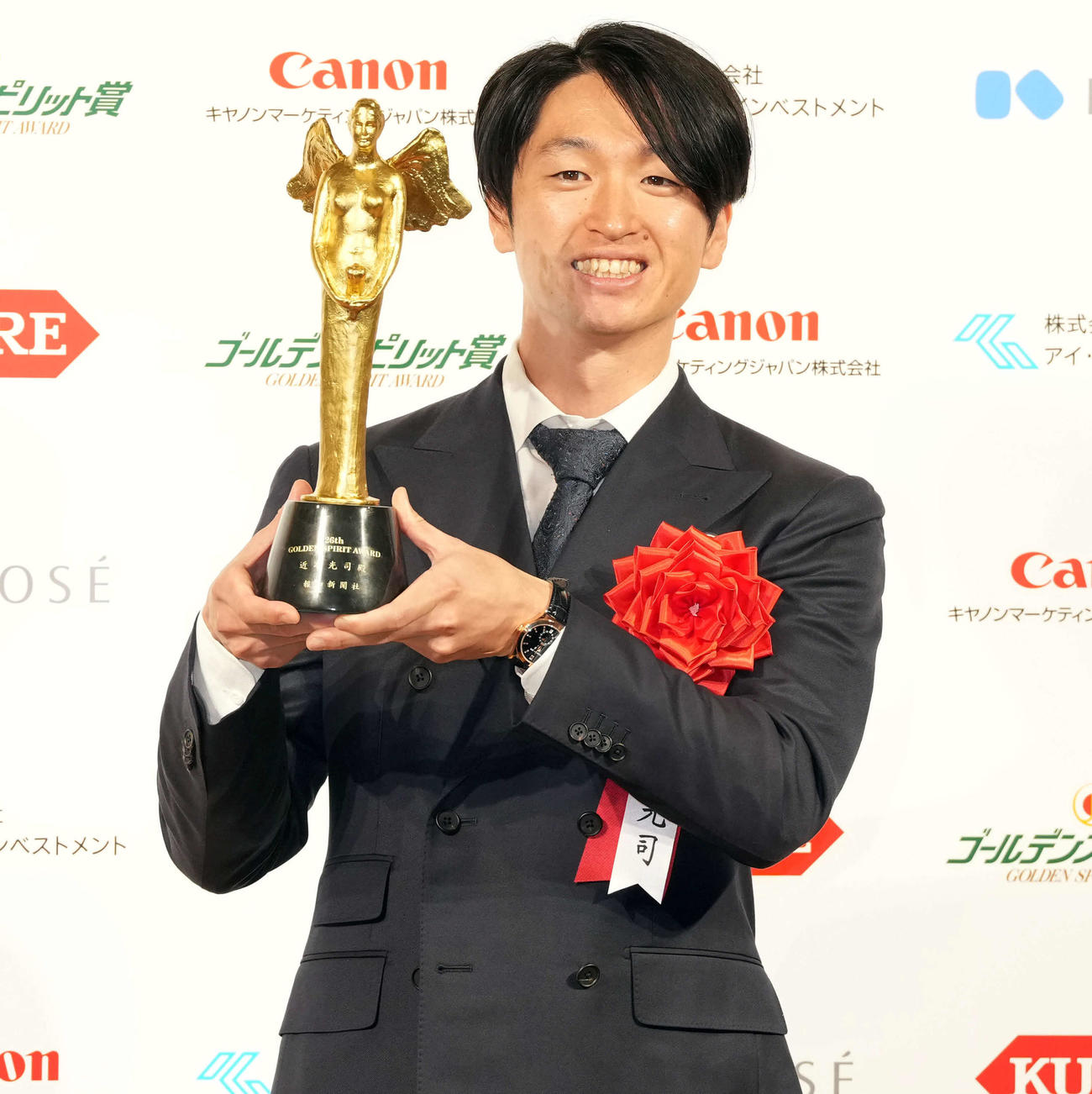 「ゴールデンスピリット賞」を受賞し笑顔を見せる阪神近本（撮影・たえ見朱実）