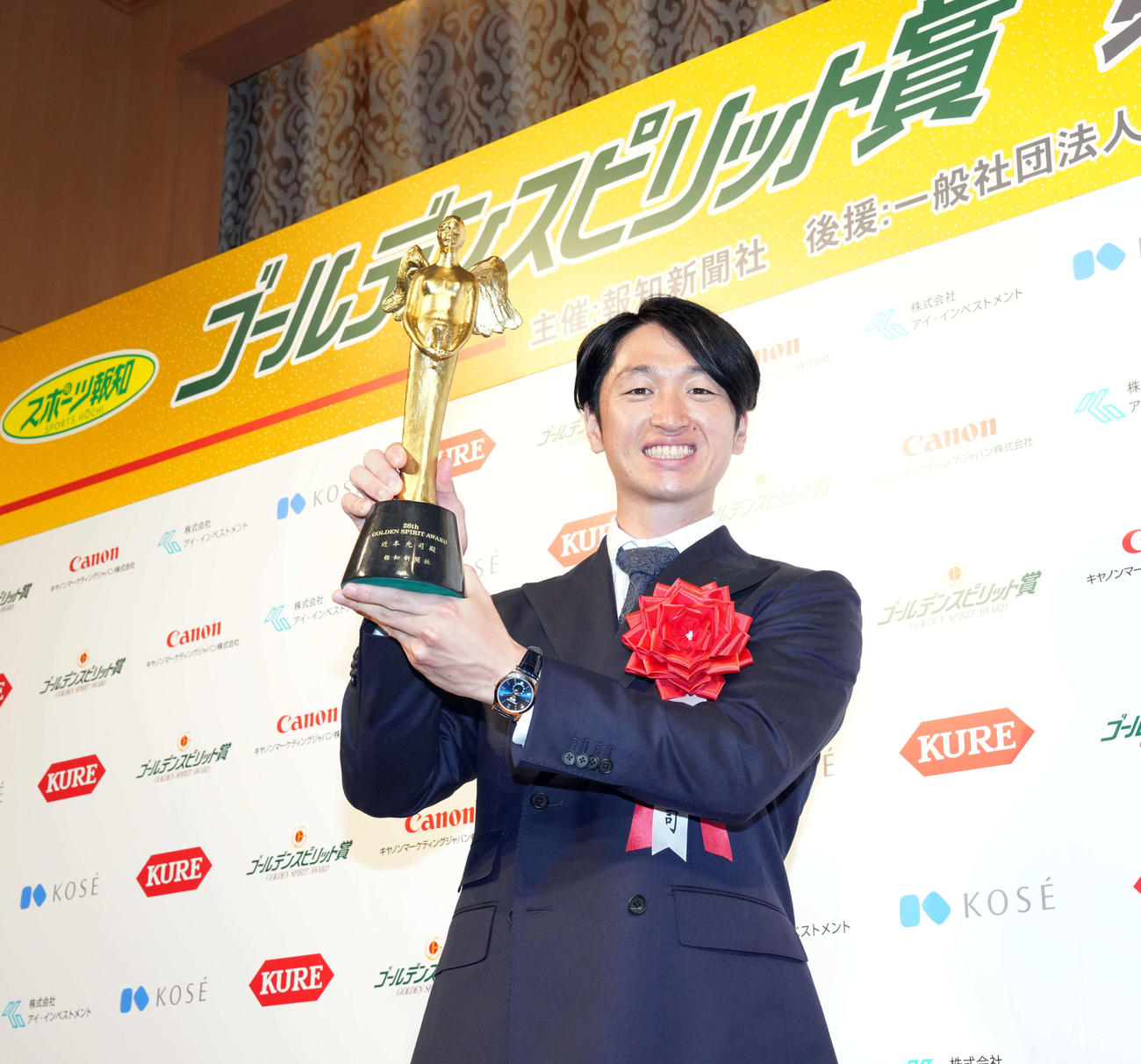 「ゴールデンスピリット賞」を受賞し、トロフィーを手に笑顔を見せる阪神近本（撮影・たえ見朱実）