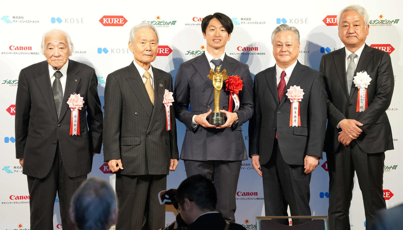 「ゴールデンスピリット賞」を受賞し記念撮影に納まる阪神近本光司（中央）。左からノンフィクション作家の佐山和夫氏、榊原定征コミッショナー、1人おいて日本赤十字社の鈴木俊彦副社長、報知新聞社の長谷川剛社長（撮影・たえ見朱実）