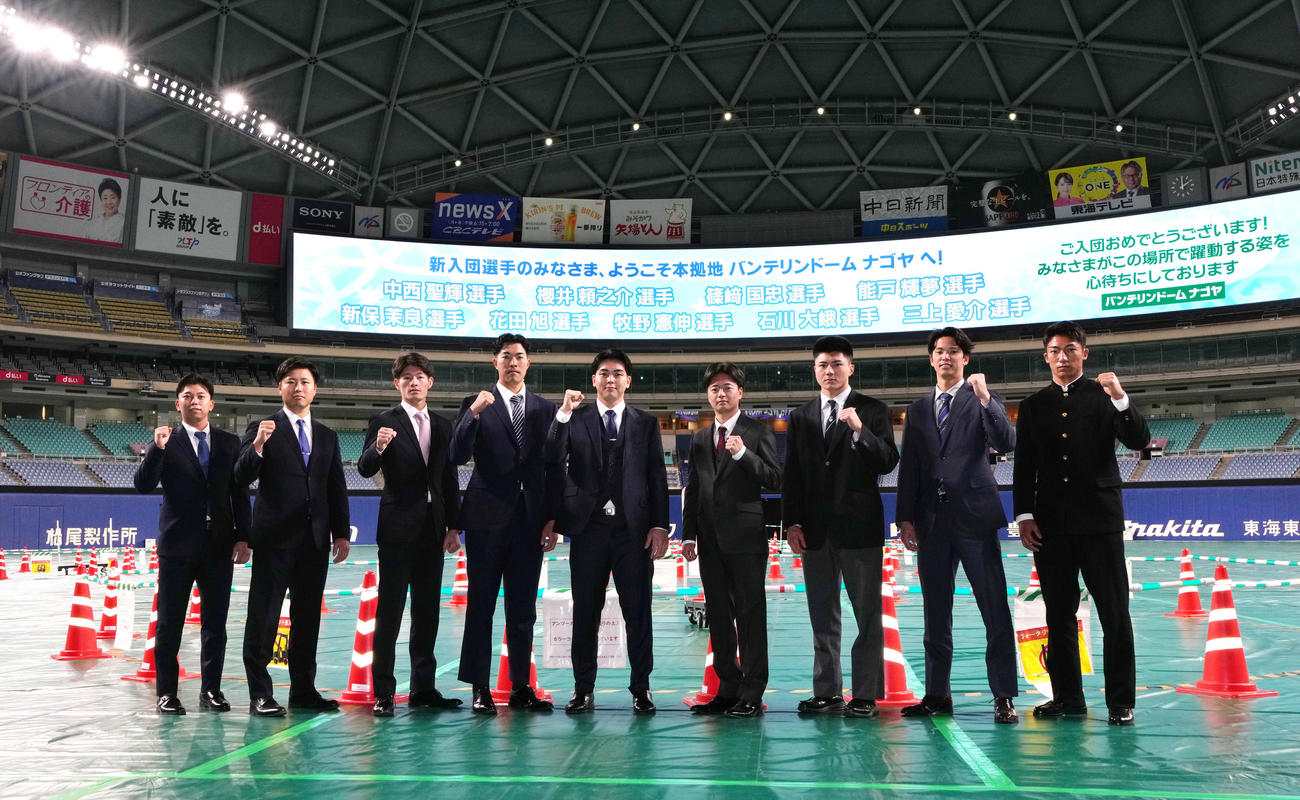 本拠地のバンテリンドームに訪れポーズを決める左から三上、牧野、新保、篠崎、中西、桜井、能戸、花田、石川大（撮影・森本幸一）